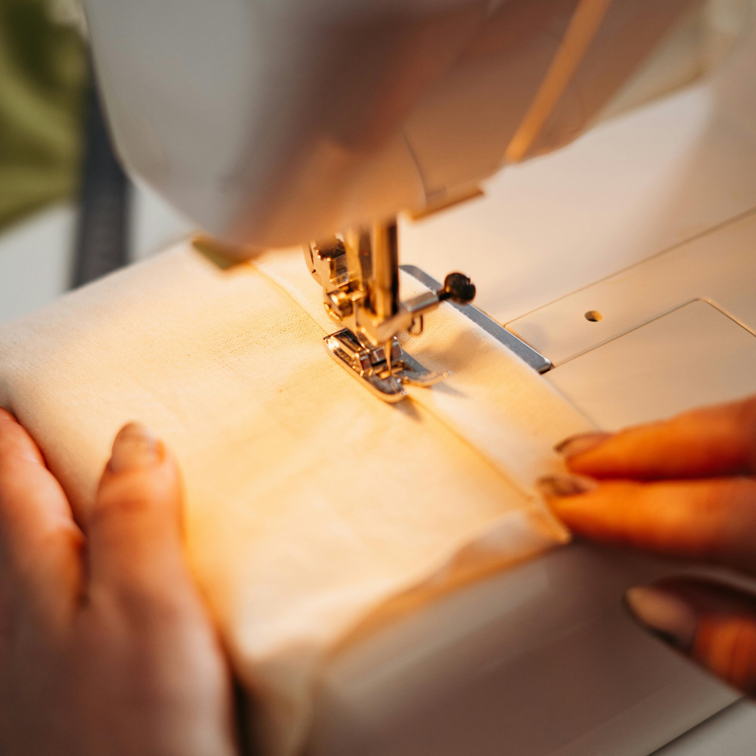 Foto di cottonbro studio: https://www.pexels.com/it-it/foto/persona-che-utilizza-una-macchina-da-cucire-3738095/